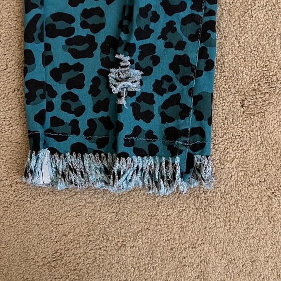 LIKE NEW!!! Animal print distressed ankle jean - Picture 2 of 7